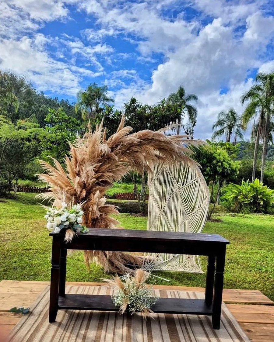 Arco de casamento campal no gramado