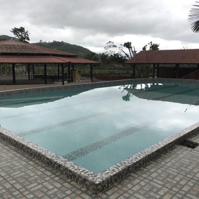 Piscina com os salões ao fundo